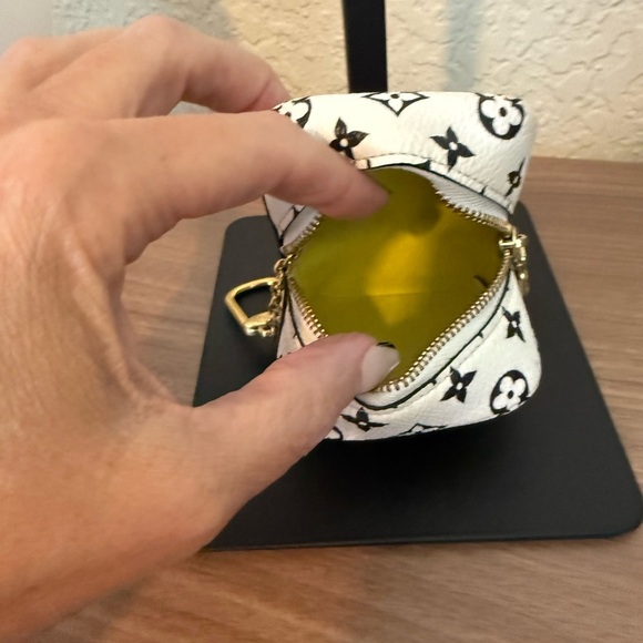 LOUIS VUITTON Monogram
Giant Portemonnaie Cube Mini
Cube Coin Bag Key Charm - Picture 7 of 10